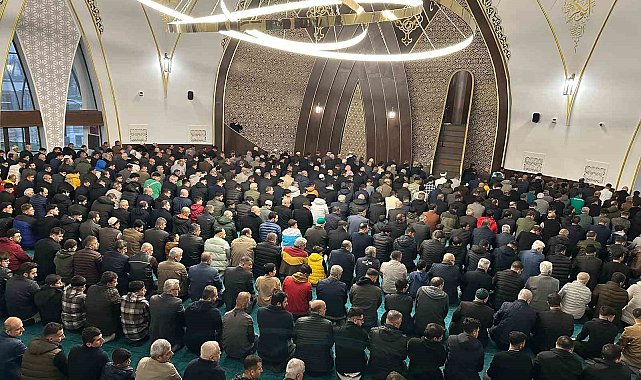Adıyaman'da binlerce kişi bayram namazı için saf tuttu