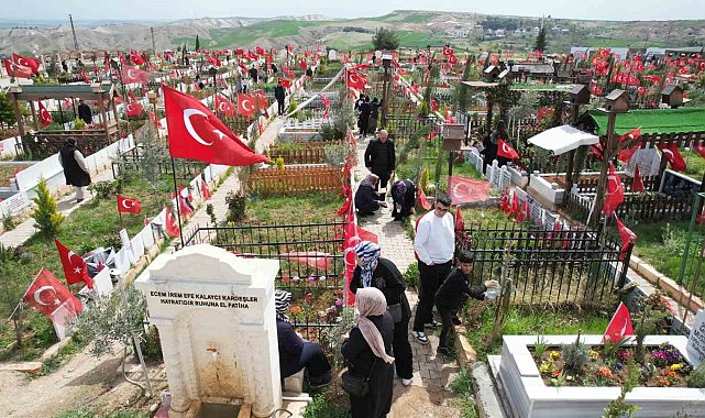 Adıyaman'da deprem şehitliğine bayram ziyareti
