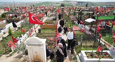 Adıyaman'da deprem şehitliğine bayram ziyareti