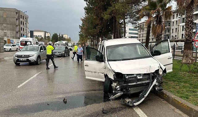 Adıyaman'da hafif ticari araç ile otomobil çarpıştı: 7 yaralı