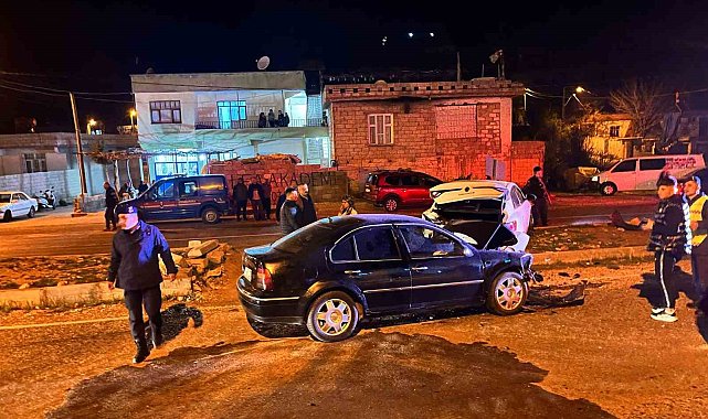 Adıyaman'da iki otomobil çarpıştı: 7 yaralı
