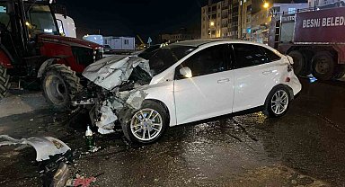 Adıyaman'da kamyonet ile otomobil çarpıştı: 4 yaralı
