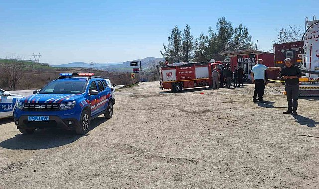 Adıyaman'da kum yüklü kamyon 2 tıra çarptı: 1 ölü, 1 yaralı
