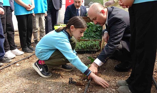 Adıyaman'da okulun bahçesine kurulan serada sebzeler yetişecek