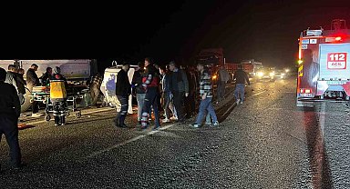 Adıyaman'da otomobil U dönüşü yapan tıra çarptı: 1 ölü, 1 yaralı