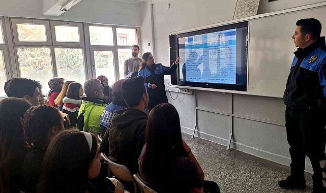 Afyonkarahisar'da emniyet ekipleri gençleri bilgilendiriyor