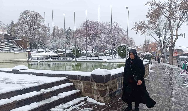 Afyonkarahisar'da kar yağışı etkili oldu