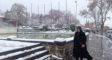 Afyonkarahisar'da kar yağışı etkili oldu