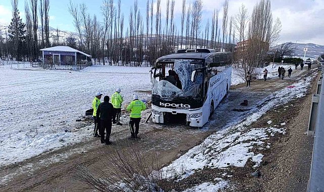 Afyonkarahisar'ın Sinanpaşa ilçesinde kontrolden çıkarak tarım arazisine devrilen yolcu otobüsünde 1 kişi hayatını kaybetti, 25 kişi yaralandı.