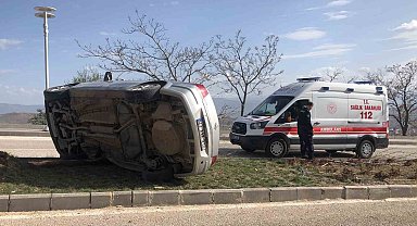 Ağacın sayesinde takla atmaktan kurtulan otomobil yan yattı: 1 yaralı