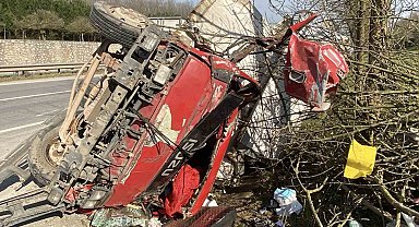 Ağaçları devirip yan yatan kamyonet kağıt gibi ezildi: 2 yaralı