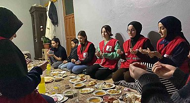 Ağrı'da Kızılay gönüllülerinden yetim ve ihtiyaç sahibi ailelerle iftar buluşması