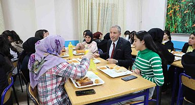 Ağrı'da "İftarda Konuşalım" projesi ile eğitimciler ve öğrenciler buluştu