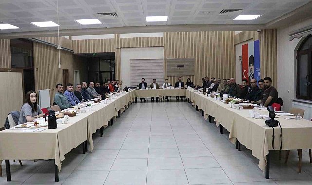 AK Parti Ağrı Milletvekili Ruken Kilerci ve İl Başkanı İlhami Yıldız, sahurda basın mensuplarıyla bir araya geldi