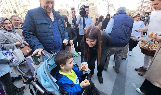 AK Parti İstanbul Milletvekili Derya Ayaydın bayram öncesi vatandaşlarla bir araya geldi