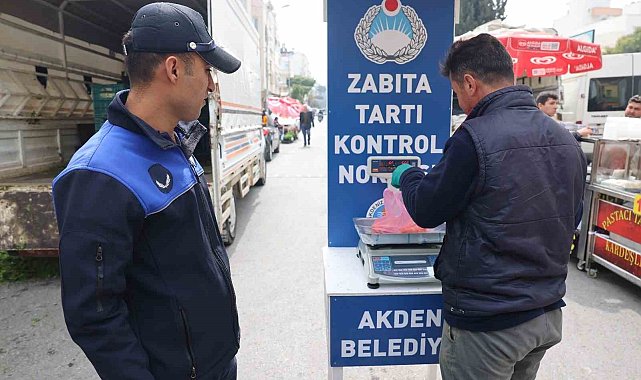 Akdeniz Belediyesi zabıta ekipleri pazar yerini denetledi