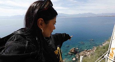 Akdeniz foku gözüne kestirdiği vatozu parçalayarak avladı