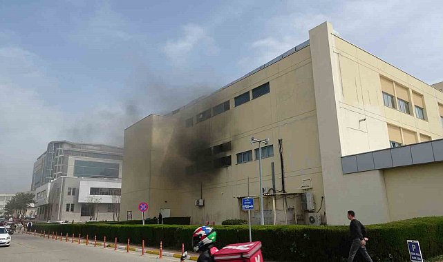 Akdeniz Üniversitesi Tıp Fakültesi Hastanesi'nde yangında tahliyeler devam ediyor