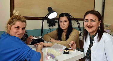 AKMEK'te güzellik uzmanı yetişiyor