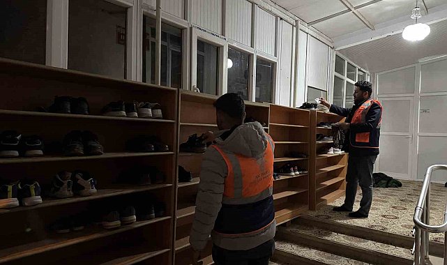 Aksaray'da teravih namazına camiye gelen çocuklara ayakkabıda harçlık sürprizi