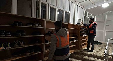 Aksaray'da teravih namazına camiye gelen çocuklara ayakkabıda harçlık sürprizi