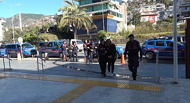 Alanya'da 'Vurgun Operasyonu'nda yakalanan 7 şüpheli adliyeye sevk edildi