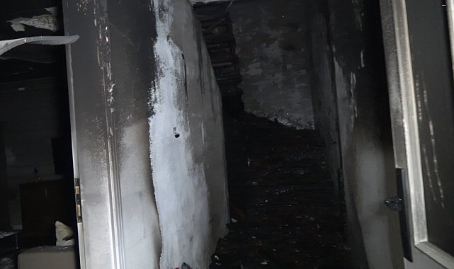 Alanya'da 5 katlı binanın çatı katında çıkan yangın yürekleri ağıza getirdi