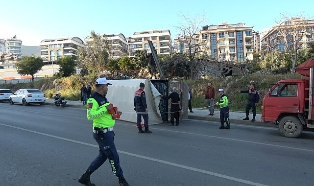 Alanya'da muz yüklü kamyonet devrildi :1 yaralı