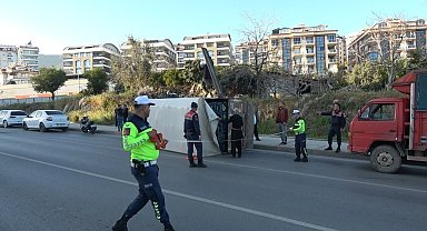 Alanya'da muz yüklü kamyonet devrildi :1 yaralı