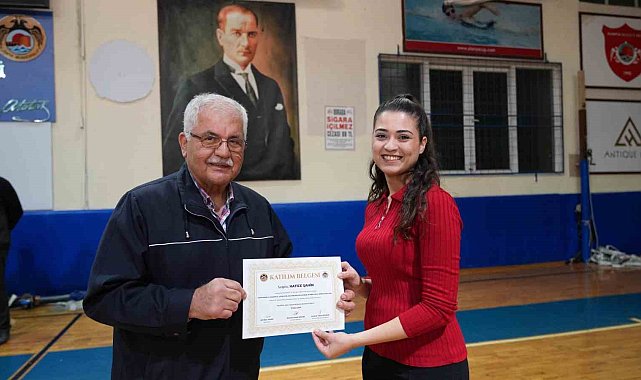 Alanya'da zeybek kurslarının ikinci dönemi sertifika töreniyle tamamlandı