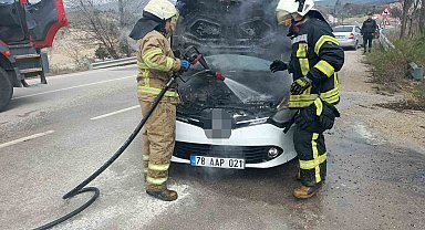 Alev alan otomobilin yardımına itfaiye ekipleri yetişti