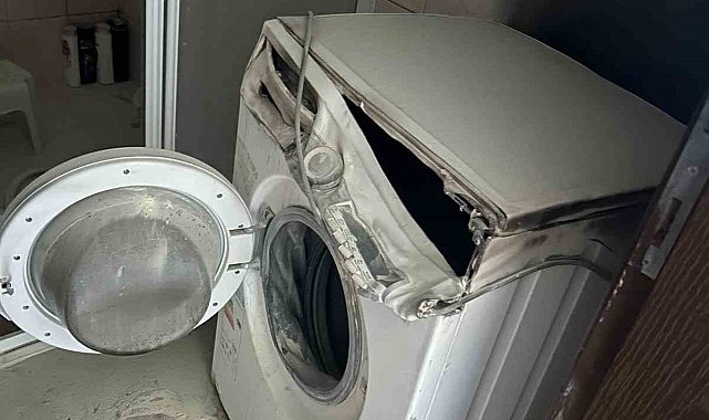 Alevlere teslim olan çamaşır makinesi evi küle çeviriyordu