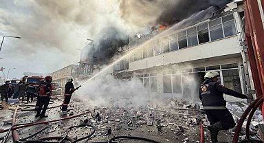 Alevlere teslim olan iş yeri yangınında 5 bölüm kullanılamaz hale geldi