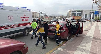 Alkollü sürücü ışıkta bekleyen araçlara çarptı: 1 yaralı