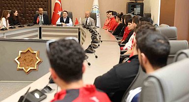 ALKÜ'lü derece yapan sporcular Rektör Türkdoğan ile buluştu