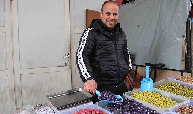 Altı aylık zahmetin ürünü mor ve pembe zeytinler vatandaşların ilgisini çekiyor