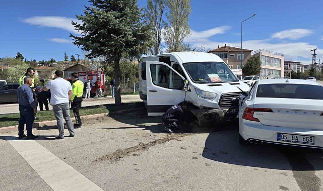 Amasya'da diyaliz hastalarını taşıyan minibüs kazaya karıştı: 11 yaralı