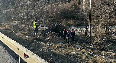 Amasya'da hafif ticari araç devrildi: 1 ölü, 4 yaralı