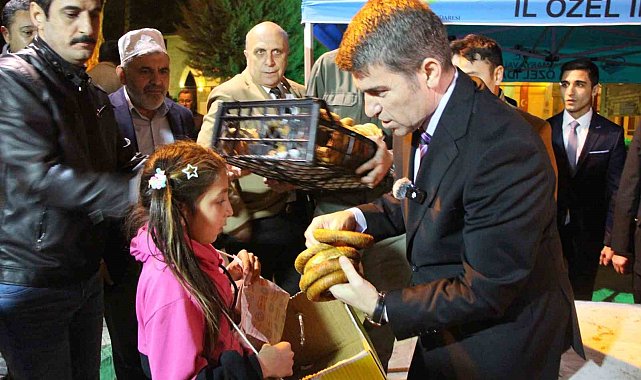 Amasya'da halka bin simit dağıtan Vali Önder Bakan, simitçi çocukların da tüm simitlerini satın aldı