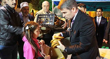 Amasya'da halka bin simit dağıtan Vali Önder Bakan, simitçi çocukların da tüm simitlerini satın aldı