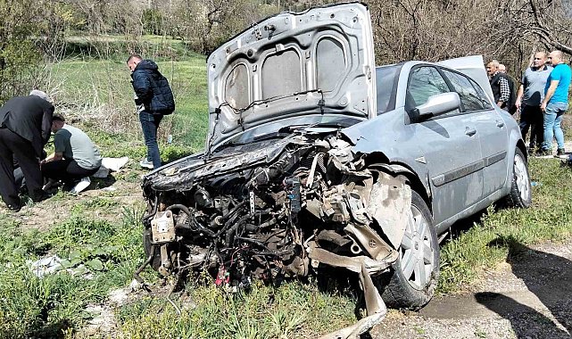Amasya'da otomobil bariyerlere çarptı: 2 yaralı