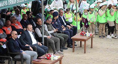 Amasya'da protokol koltuklarda oturdu, öğrenciler ayakta bekleyip diz çöktü