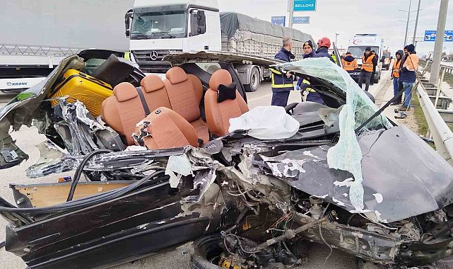 Amasya'da tıra çarpan otomobil parçalandı, 4 kişilik aile ölümden döndü
