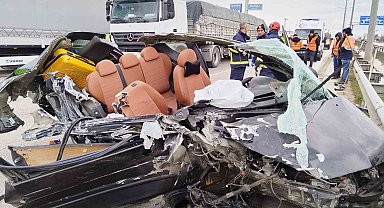 Amasya'da tıra çarpan otomobil parçalandı, 4 kişilik aile ölümden döndü