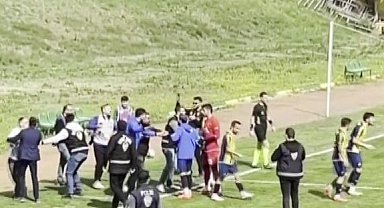 Amatör maçta futbolcular basın mensuplarına saldırdı