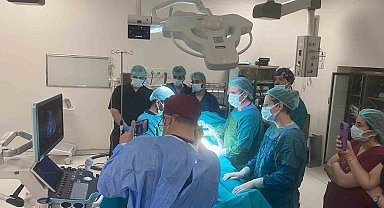 Anne karnında ölen ve yaşayan kardeşler doğum olana kadar birlikte kalacak