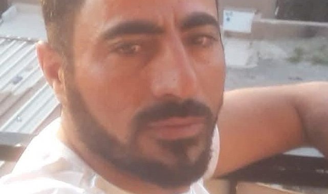 Annesini arabada birlikte yakaladığı adamı kamayla öldürdü