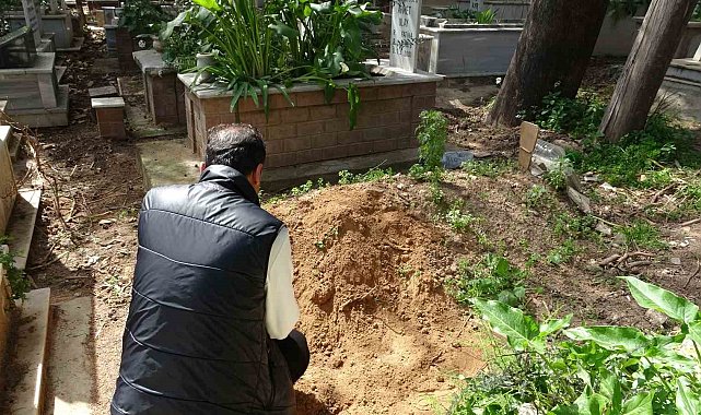 Annesinin mezarında 'rüzgar gülü' görünce şüphelendi, toprağı kazınca dehşete düştü