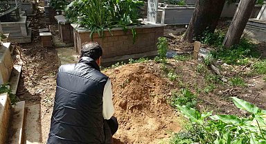 Annesinin mezarında 'rüzgar gülü' görünce şüphelendi, toprağı kazınca dehşete düştü