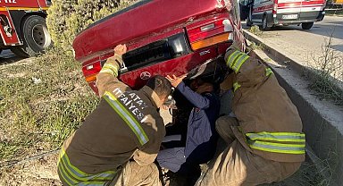 Antakya'da otomobil ters döndü: 2 yaralı